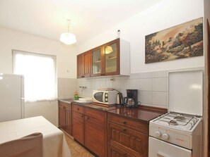 Fridge, microwave, oven, stovetop - Holiday apartment with air conditioning (Ližnjan)