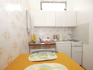 Réfrigérateur, plaque de cuisson, cafetière/bouilloire