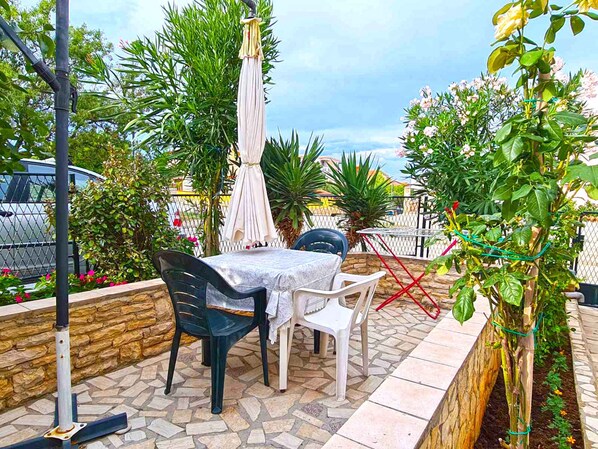 Outdoor dining - Holiday apartment with air conditioning (Ližnjan)