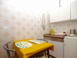 Fridge, stovetop, coffee/tea maker, cookware/dishes/utensils - Holiday apartment with air conditioning (Ližnjan)