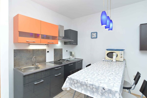 Refrigerador, microondas, parrilla de estufa y utensilios de cocina 