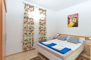 1 室のベッドルーム、アイロン / アイロン台、旅行用ベビーベッド