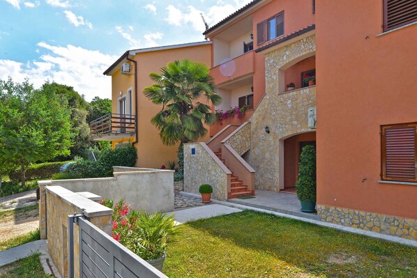 Property grounds - Holiday apartment with air conditioning (Štinjan)