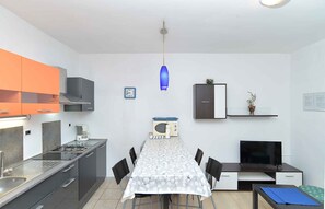 冷蔵庫、電子レンジ、コンロ、調理器具と食器