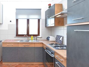 Fridge, oven, stovetop