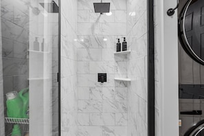 Douche, sĂšche-cheveux, serviettes fournies