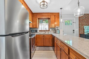 冷蔵庫、電子レンジ、オーブン、コンロ