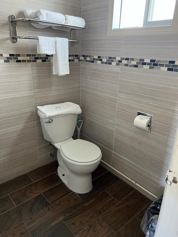 Towels, toilet paper - Aaron Motel (Portland)