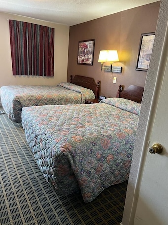 Escritorio, wifi gratis y ropa de cama . Aaron Motel