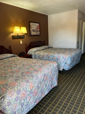 Escritorio, wifi gratis y ropa de cama 