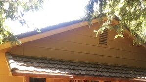 Un edificio con un cartel que indica que vende muebles usados y antigüedades.