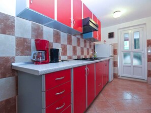 Kühlschrank, Herdplatte, Wasserkocher mit Kaffee-/Teezubehör