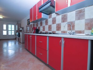 Fridge, stovetop, coffee/tea maker, cookware/dishes/utensils - Holiday apartment with air conditioning (Fažana)