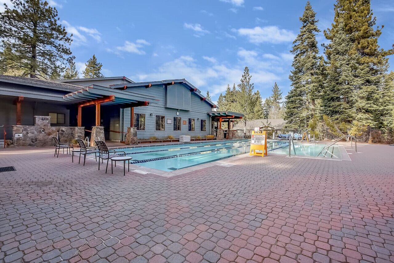 Lämmitetty uima-allas