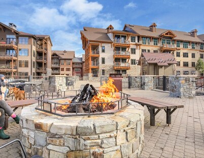 A Pet-Friendly Northstar Village Studio Steps Away From Gondola, Shops, and Restaurants