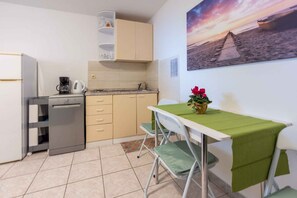 Fridge, stovetop, dishwasher, coffee/tea maker