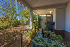 Outdoor dining - Holiday apartment with terrace and air conditioning near the beach (Dramalj)