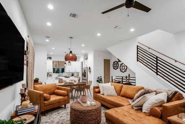 Smart TV, books, stereo - Welcoming Houston haven with Beautiful Skyline Vw (Houston)