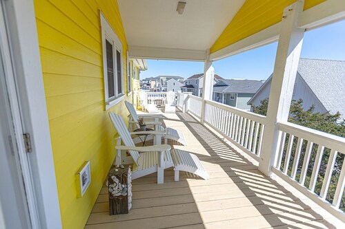 Welcome to Ramon's Roost! The ultimate beach retreat for your family & friends.