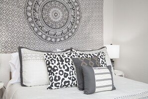 5 bedrooms, iron/ironing board, WiFi, bed sheets