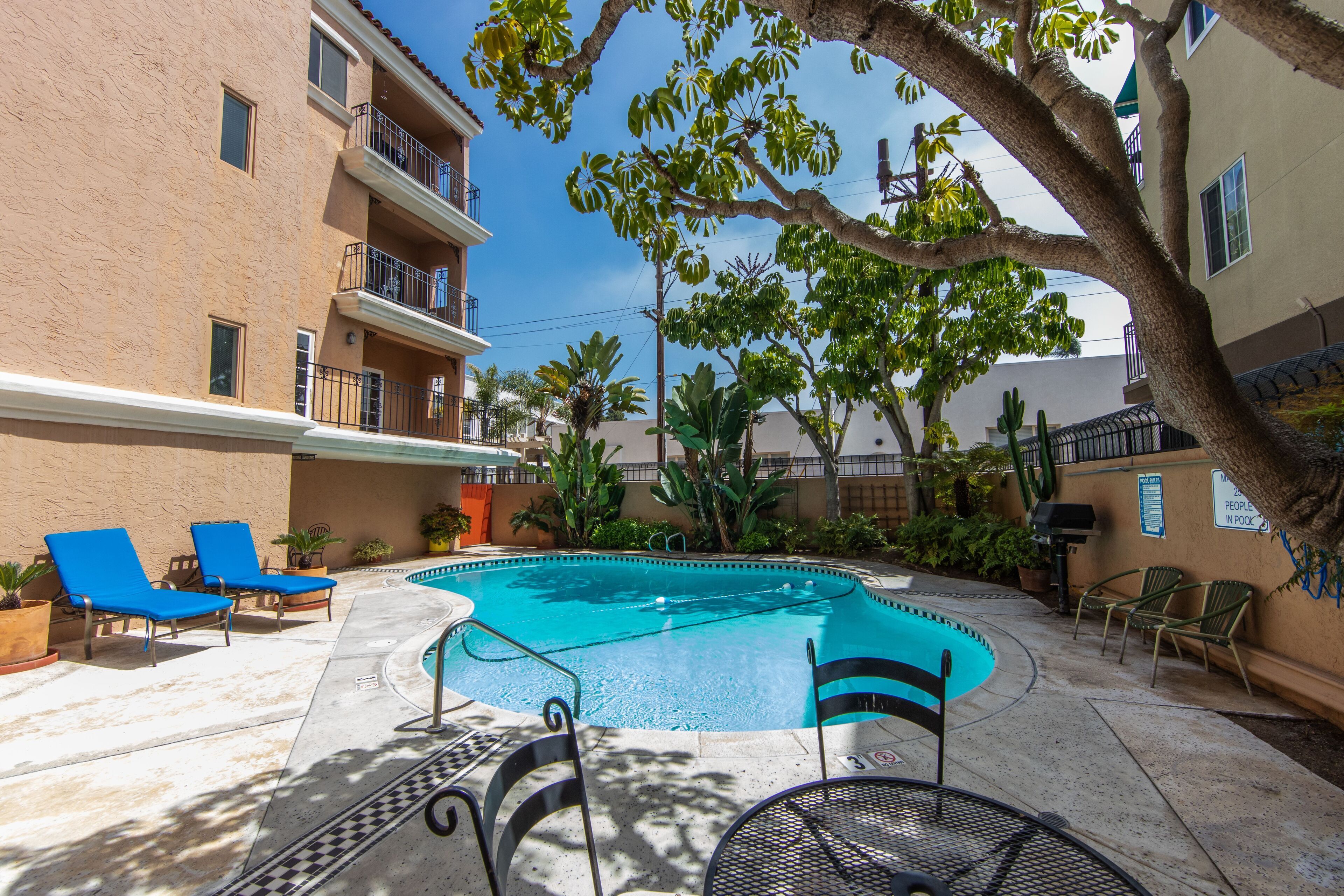Newly Remodeled 2/2 condo, Walking Distance to Coronado Beach!