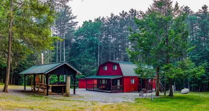Bear Bottom Cabin. Your own getaway adventure!
Sleeps 16 - 4 bedrooms