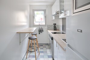 Réfrigérateur, micro-ondes, lave-vaisselle, cafetière/bouilloire