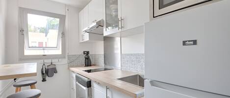 Fridge, microwave, dishwasher, coffee/tea maker