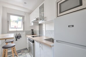 冷蔵庫、電子レンジ、食器洗い機、コーヒー / ティーメーカー