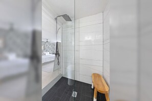 Kamer, 2 queensize bedden, uitzicht op zwembad | Luxe beddengoed, een strijkplank/strijkijzer, gratis wifi, beddengoed