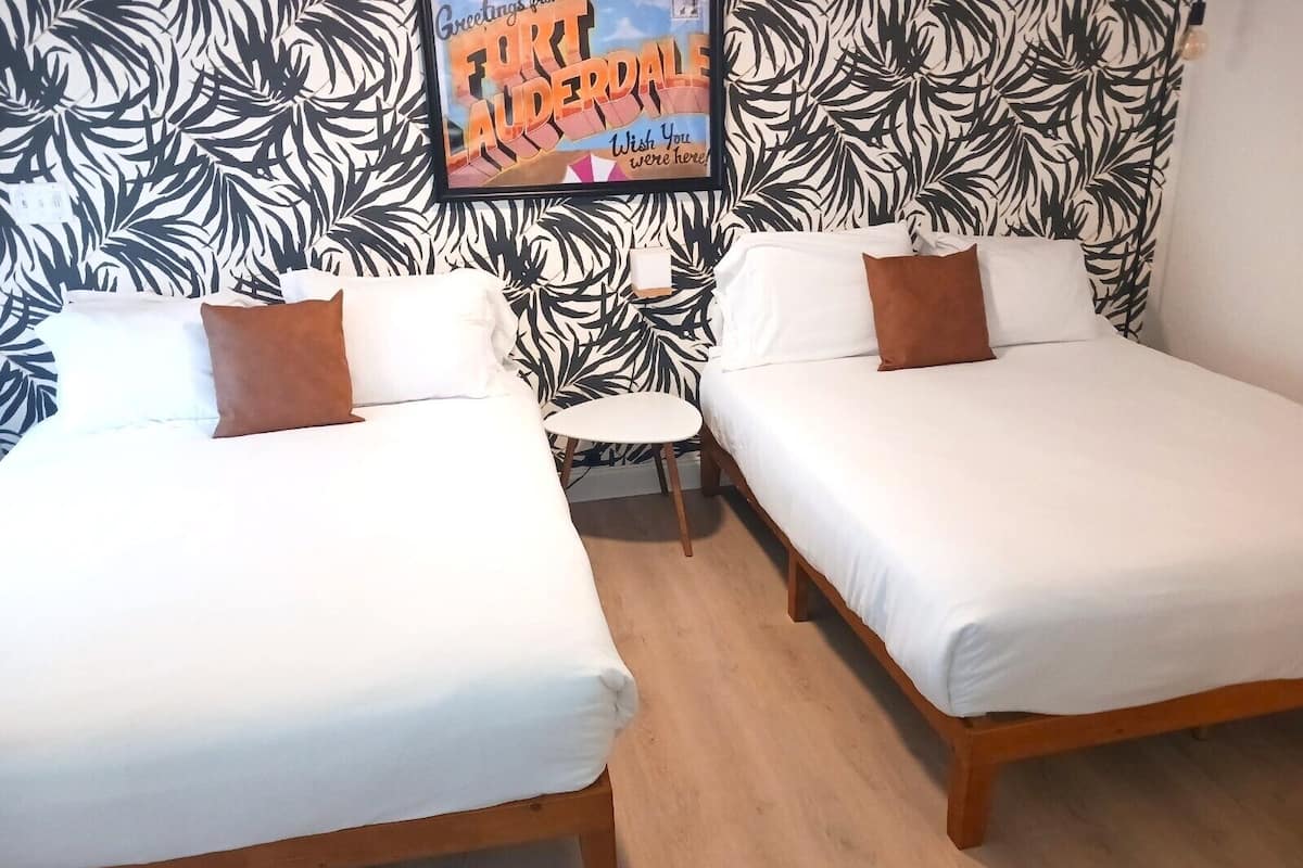 Chambre, 2 grands lits, vue piscine | Literie de qualité supérieure, fer et planche à repasser, Wi-Fi gratuit