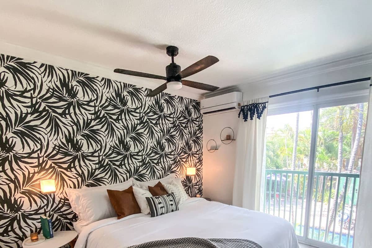 Chambre, 1 très grand lit, vue piscine | Literie de qualité supérieure, fer et planche à repasser, Wi-Fi gratuit