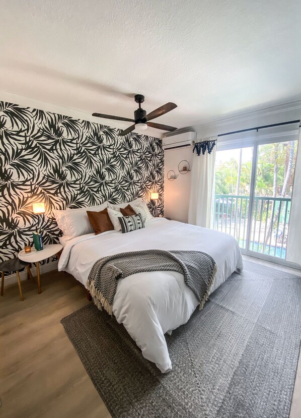 Chambre, 1 très grand lit, vue piscine