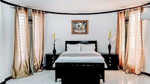 Una camera da letto con un letto grande, due comodini e un quadro appeso al muro.