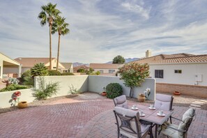 Outdoor dining - Green Valley Getaway Near Golfing: Pool Access! (Green Valley)