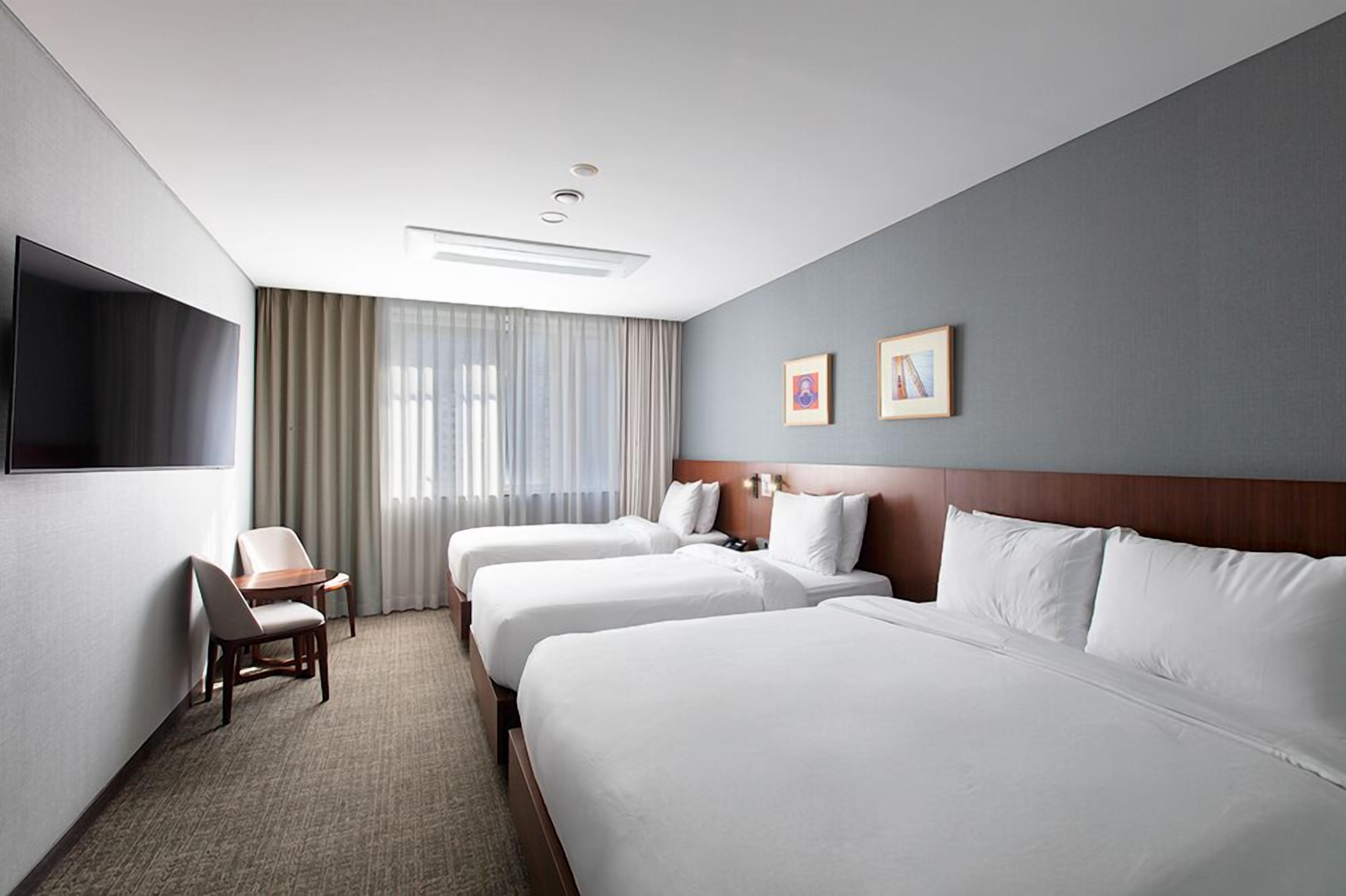 Habitación cuádruple familiar | Ropa de cama de alta calidad, edredones de plumas, caja fuerte