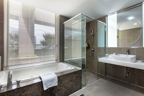Royal Double Room | Bathroom | Free toiletries, hair dryer, bathrobes, slippers