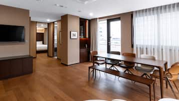 Royal Suite Room | Premium bedding, down comforters, in-room safe, desk