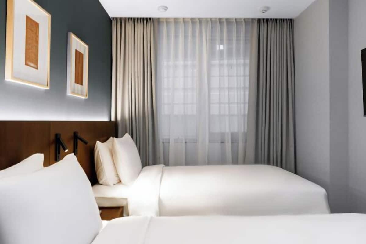 Literie de qualité, couette en duvet, coffre-fort, bureau