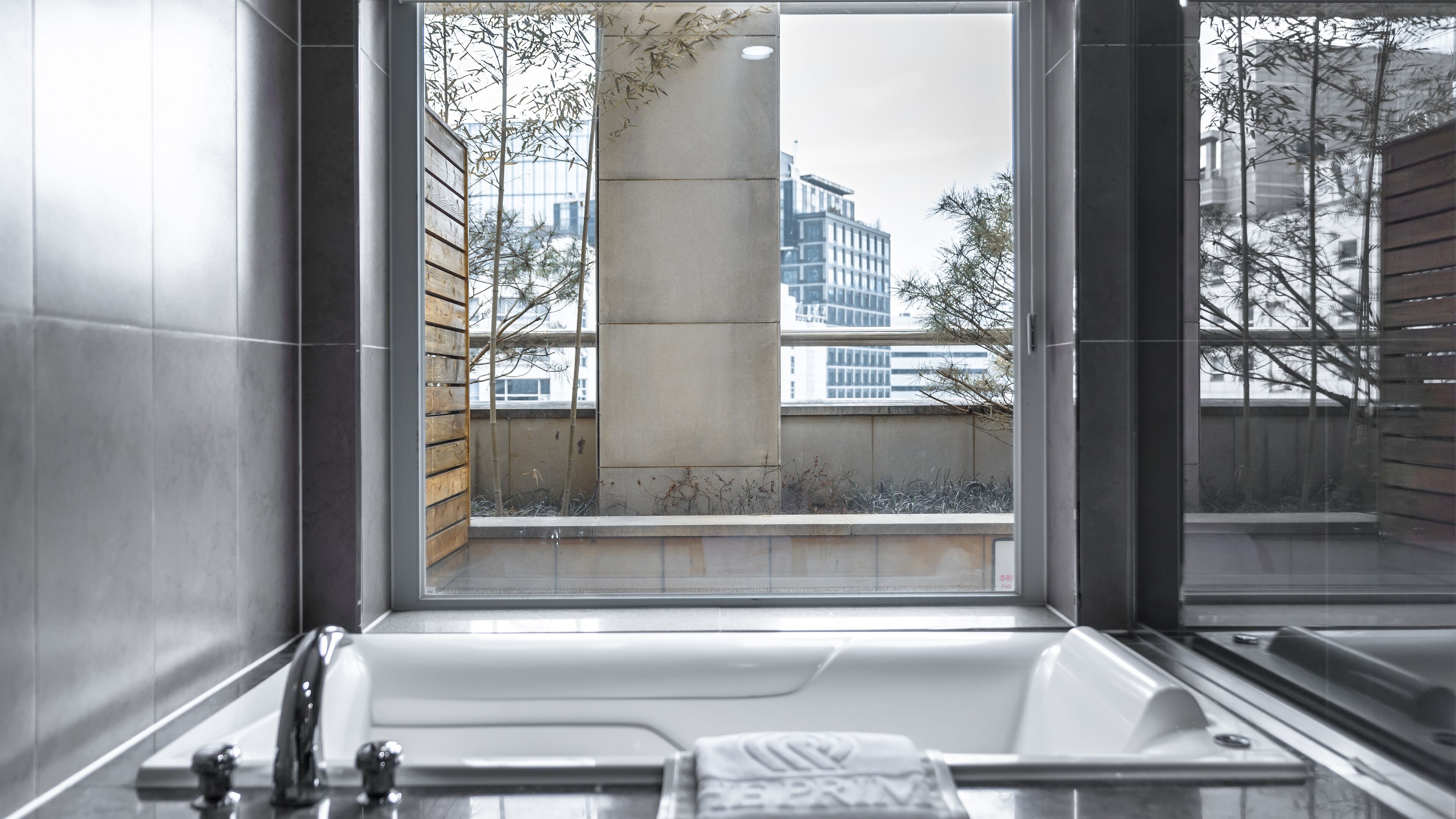 Kamar Double Royal | Kamar mandi | Perlengkapan mandi gratis, pengering rambut, jubah mandi, dan sandal