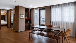 Royal Suite Room | Hochwertige Bettwaren, Daunenbettdecken, Zimmersafe, Schreibtisch