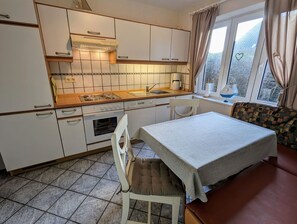 Kjøleskap, mikrobølgeovn, ovn og kokeplater