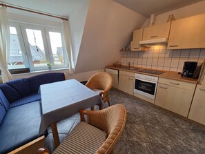 Réfrigérateur, four à micro-ondes, un four, surface de cuisson