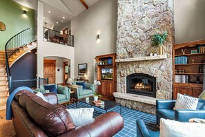 Smart TV y chimenea 