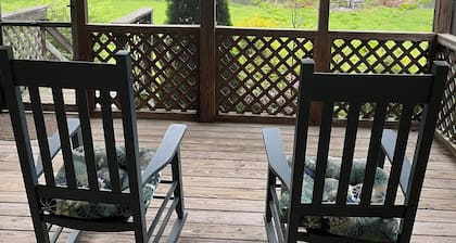 Cozy cottage with a beautiful waterfront view. Pet friendly! 45 min from DC.