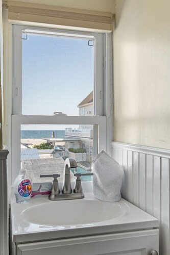 Steps to Hampton Beach and all entertainment! 4 bedrooms, pet friendly!