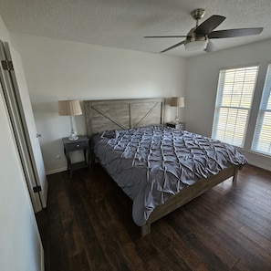4 bedrooms, iron/ironing board, WiFi, bed sheets - Advertising min 30d stay to comply with an unconstitutional local city ordinance (Fort Worth)