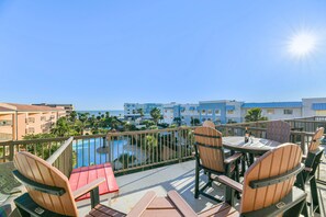 Outdoor dining - Pelican Bungalow! Pet Friendly, Sleeps 8 (Galveston)