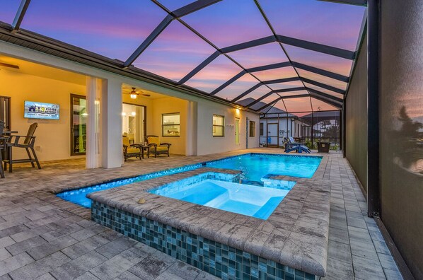 A heated pool - Gulf Access Home, Heated Saltwater Pool & Spa, Dock and Tiki Hut - Villa Perchside Palace (Cape Coral)