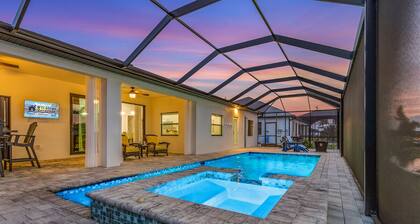 Gulf Access Home, Heated Saltwater Pool & Spa, Dock and Tiki Hut - Villa Perchside Palace